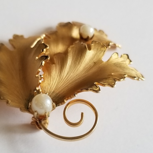 Relisted -Vintage three leaves brooch with white pearls gold tone leaf pin - Picture 12 of 13
